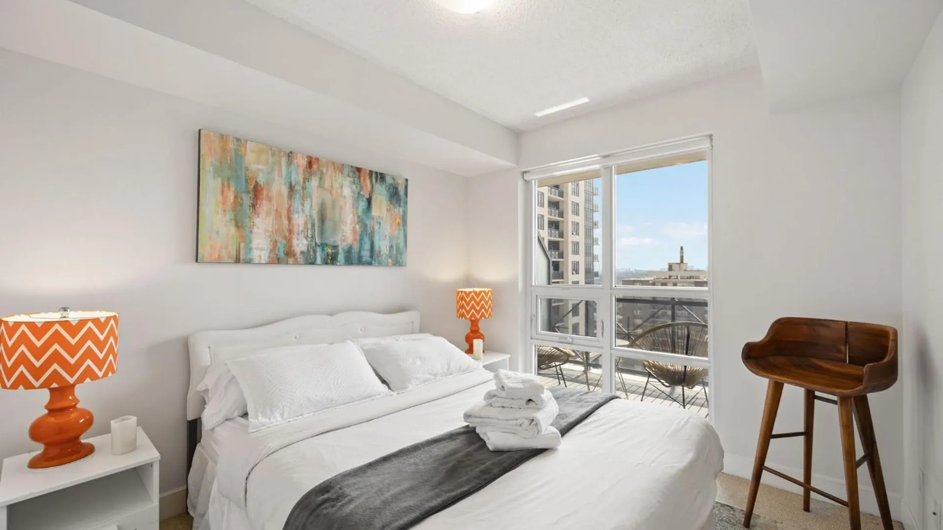 Apartment Luxury 2Bdr Condo W Pool, Hot Tub, Sauna & 10M From Airport Toronto