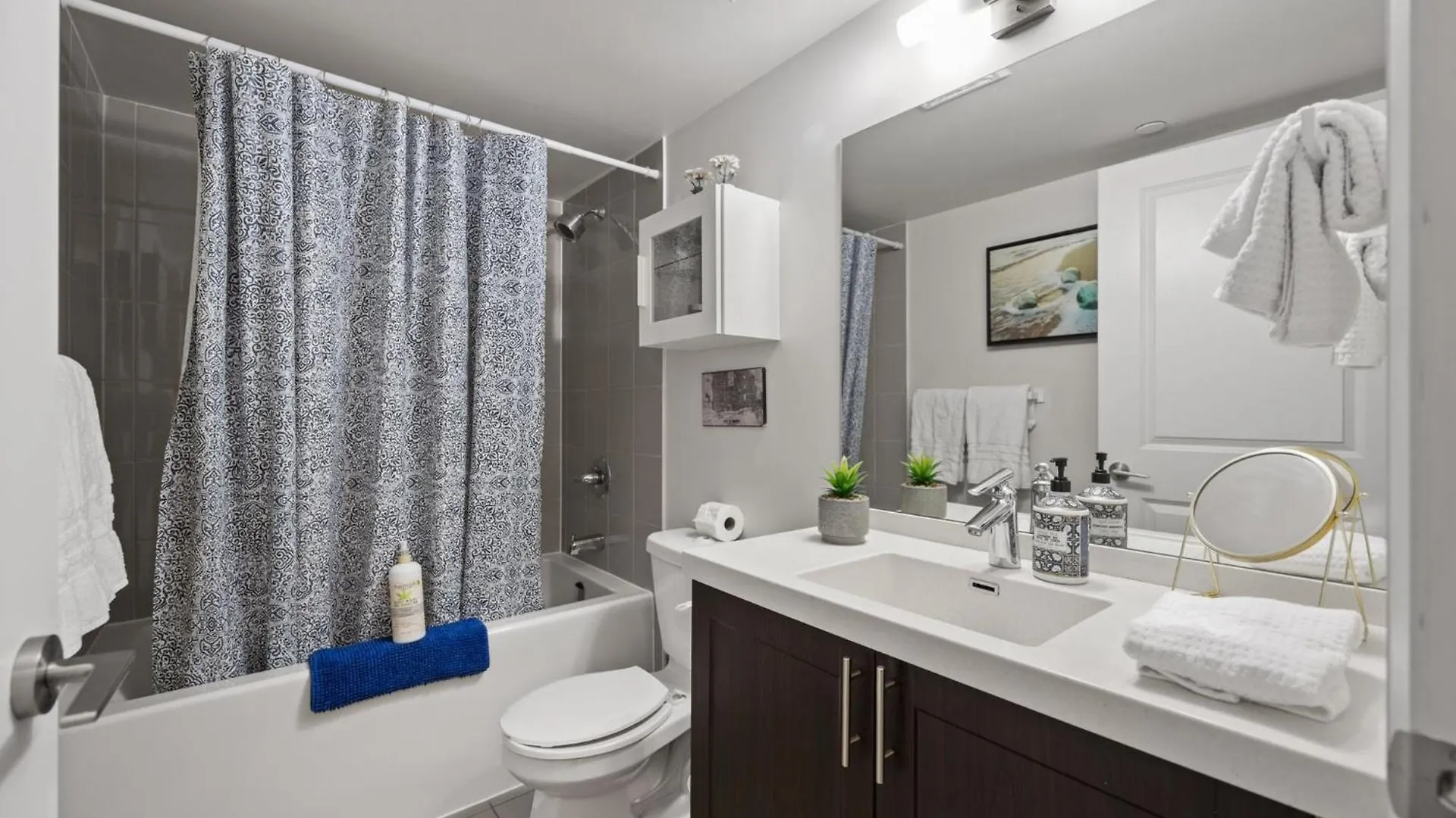 Luxury 2Bdr Condo W Pool, Hot Tub, Sauna & 10M From Airport Toronto