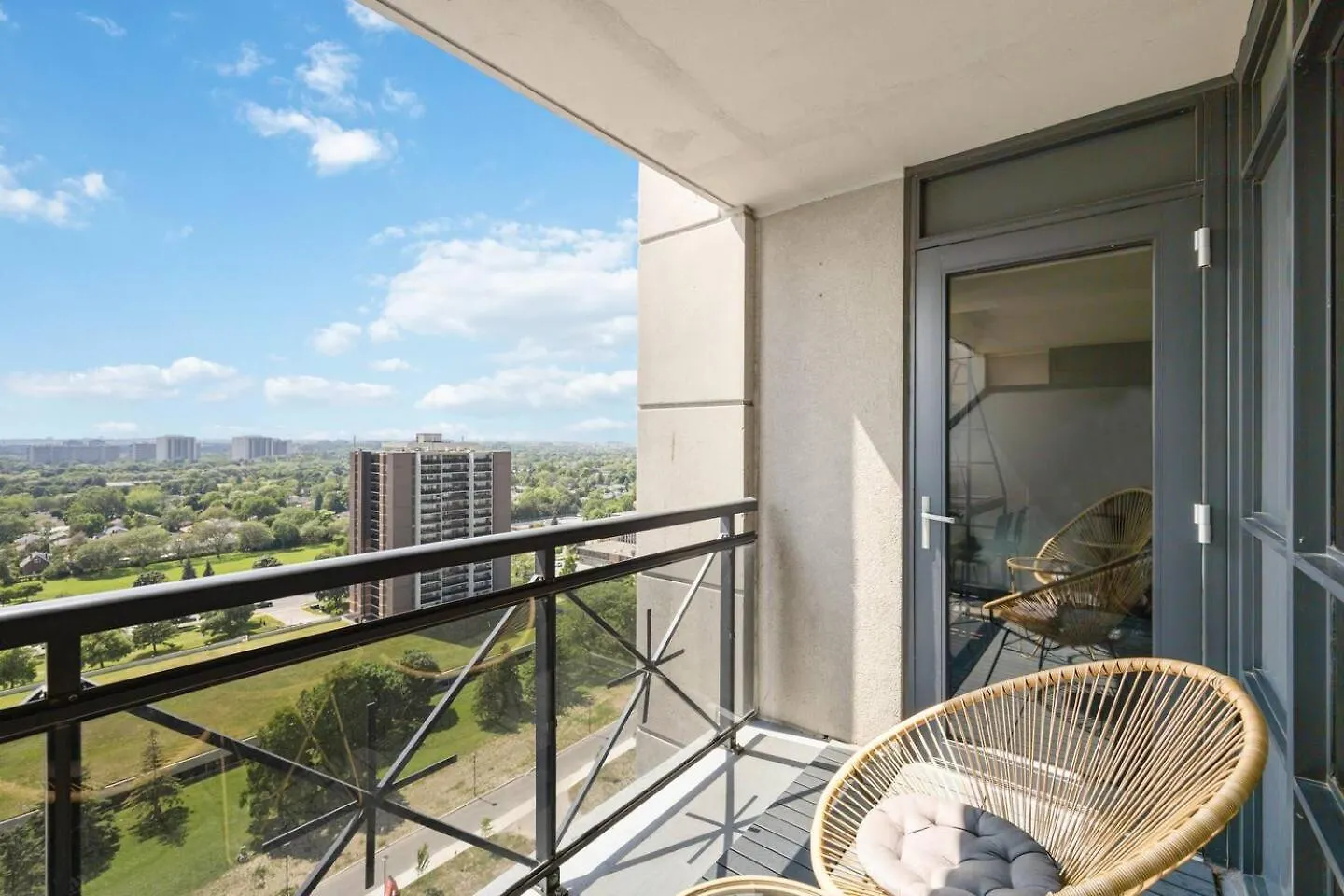 Luxury 2Bdr Condo W Pool, Hot Tub, Sauna & 10M From Airport Toronto Apartment