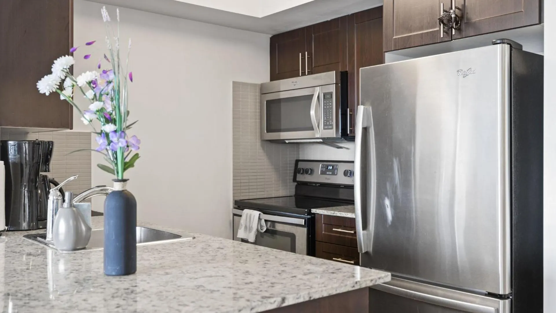 Luxury 2Bdr Condo W Pool, Hot Tub, Sauna & 10M From Airport Toronto
