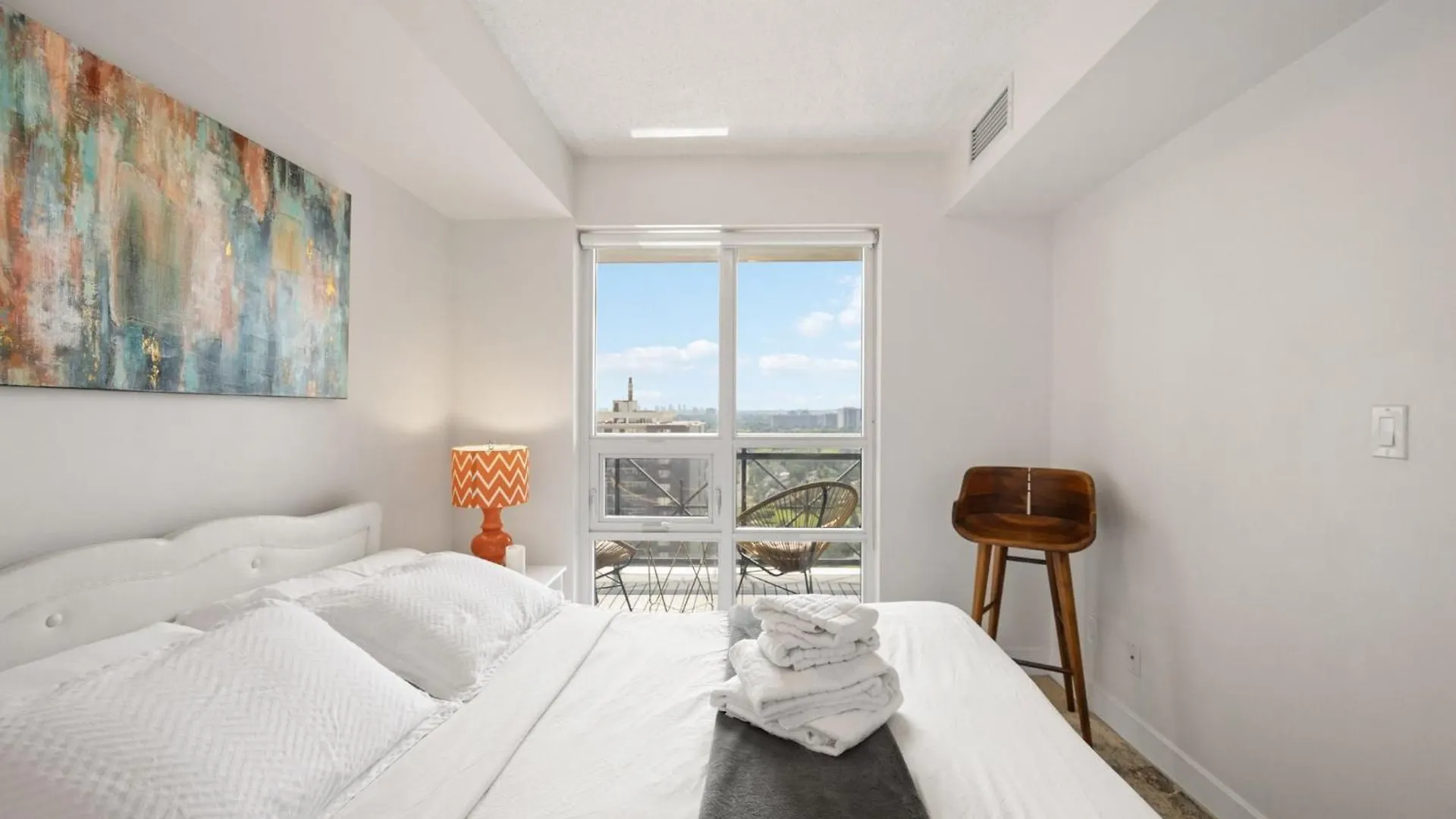 Apartment Luxury 2Bdr Condo W Pool, Hot Tub, Sauna & 10M From Airport Toronto