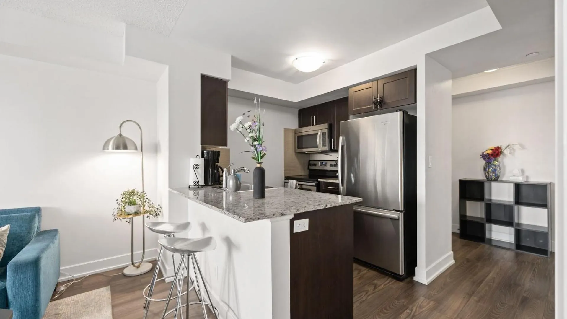 Luxury 2Bdr Condo W Pool, Hot Tub, Sauna & 10M From Airport Toronto Apartment