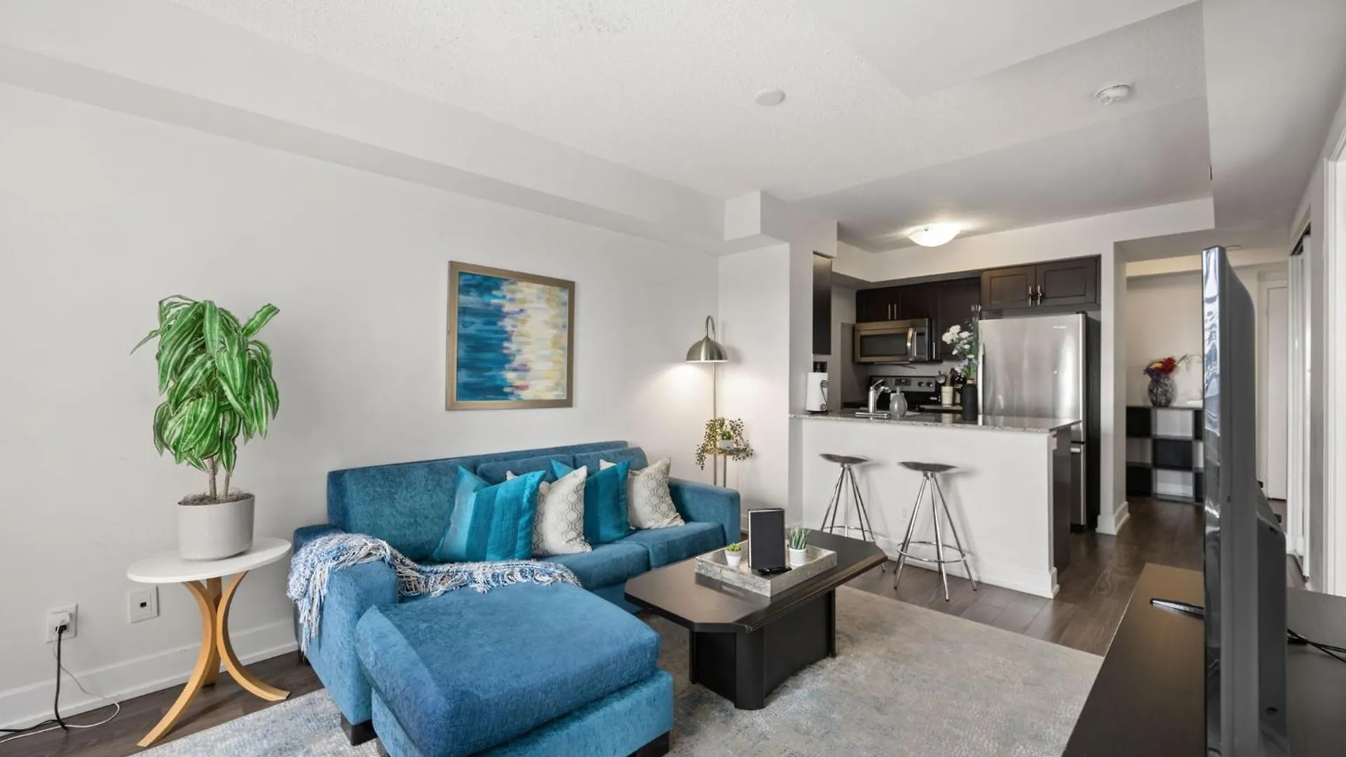 Apartment Luxury 2Bdr Condo W Pool, Hot Tub, Sauna & 10M From Airport Toronto
