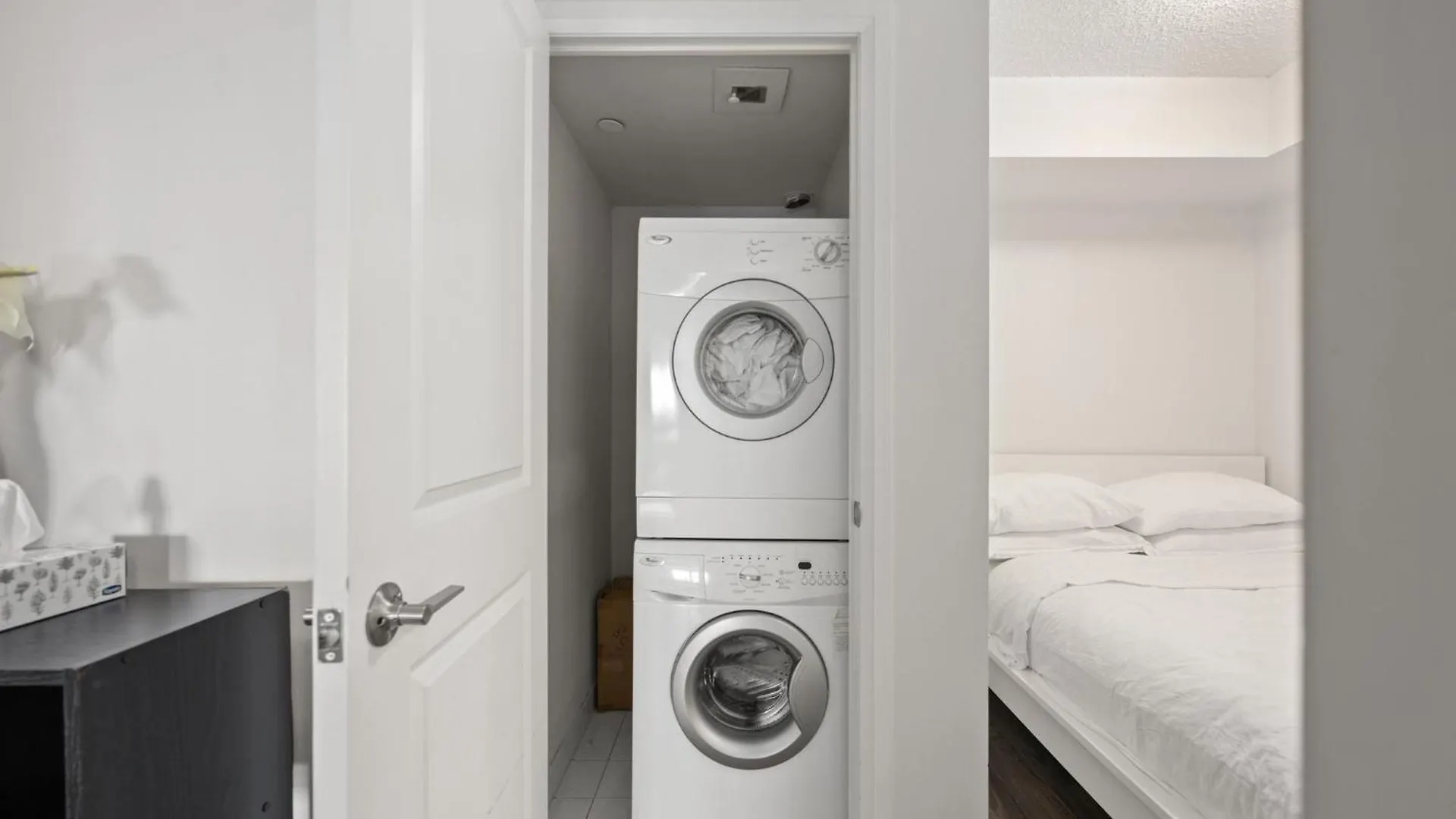 Luxury 2Bdr Condo W Pool, Hot Tub, Sauna & 10M From Airport Toronto 0*,